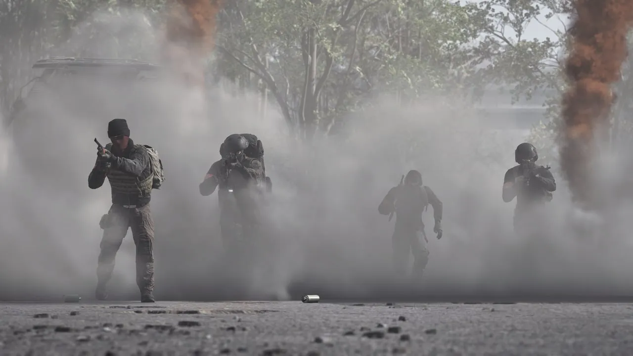ภาพปกเกม WARDOGS แสดงทหารถือปืนเดินฝ่าควันในสนามรบ